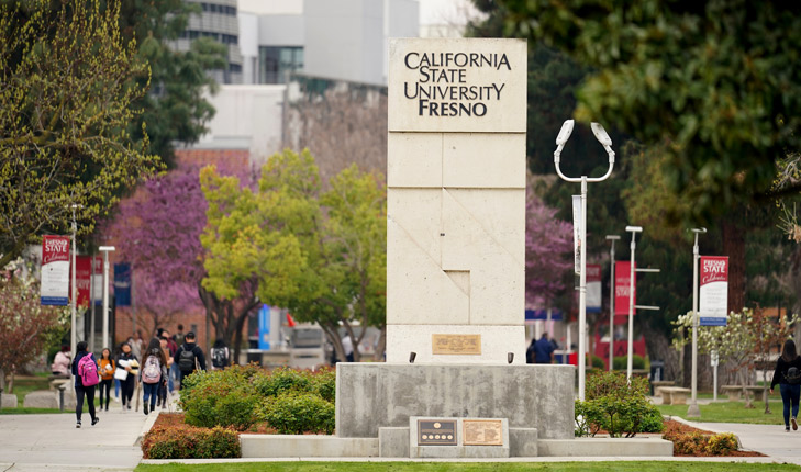 picture of the main fresnoState sign
